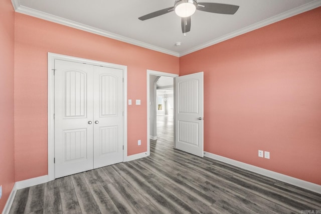 unfurnished bedroom with ornamental molding, dark hardwood / wood-style flooring, ceiling fan, and a closet