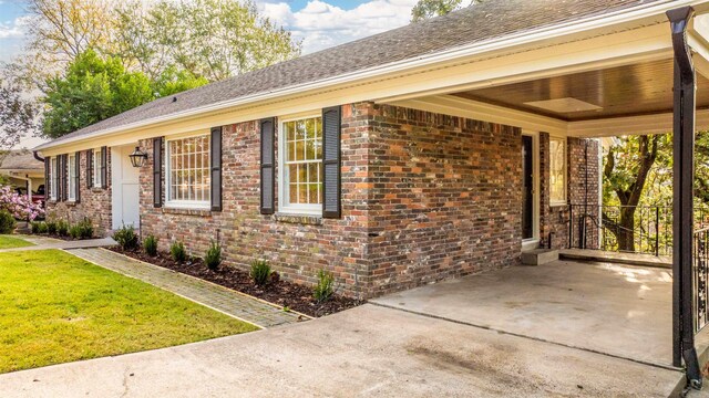 exterior space featuring a front yard