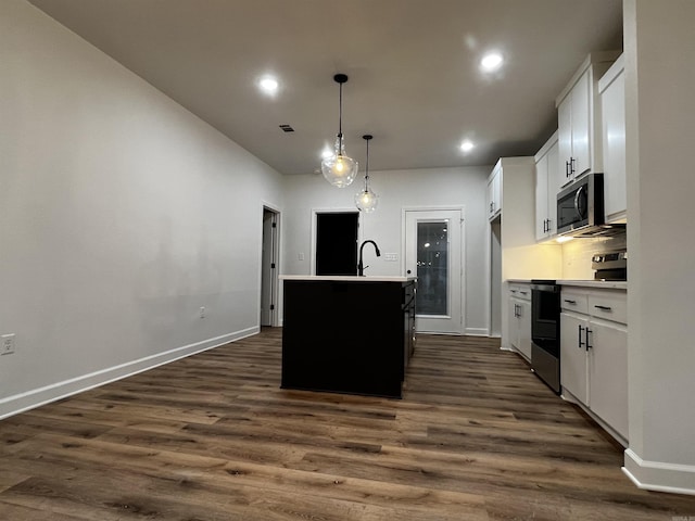 2497 Janet, Benton, AR 72015 - kitchen with stainless steel appliances, a kitchen island with sink, baseboards, dark wood finished floors, and recessed lighting