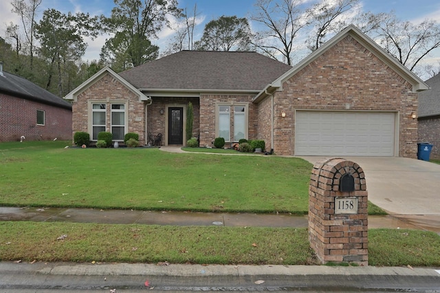 view of front facade featuring a garage and a front yard