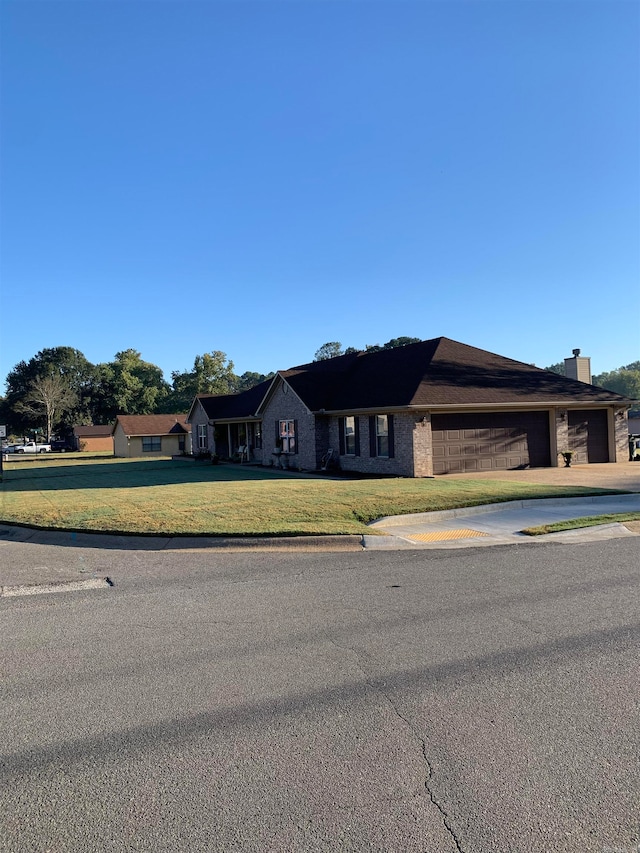 view of front facade featuring a garage and a front yard