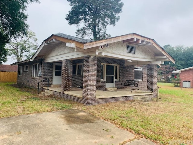 craftsman-style house with a front yard