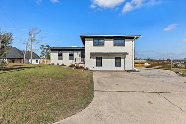 view of front of home featuring a front lawn