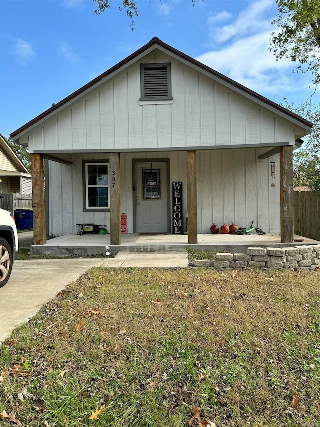 ranch-style house featuring covered porch