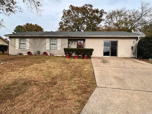 ranch-style home featuring a front lawn