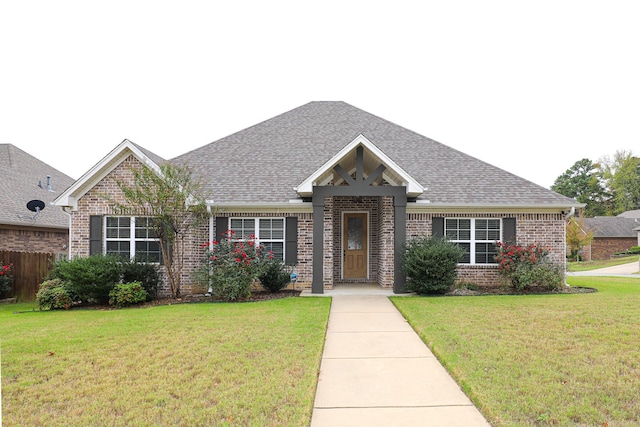 view of front facade featuring a front lawn