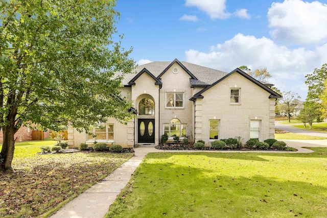 view of front facade featuring a front lawn