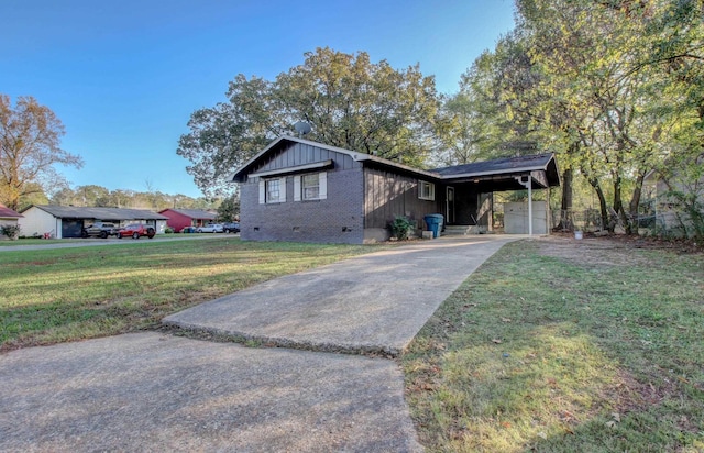 view of front of home featuring a front lawn