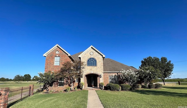 view of front of property featuring a front yard