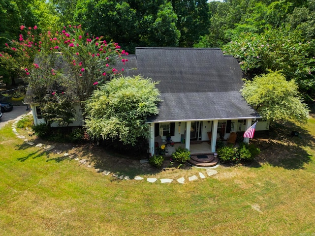 view of front facade featuring a porch and a front lawn