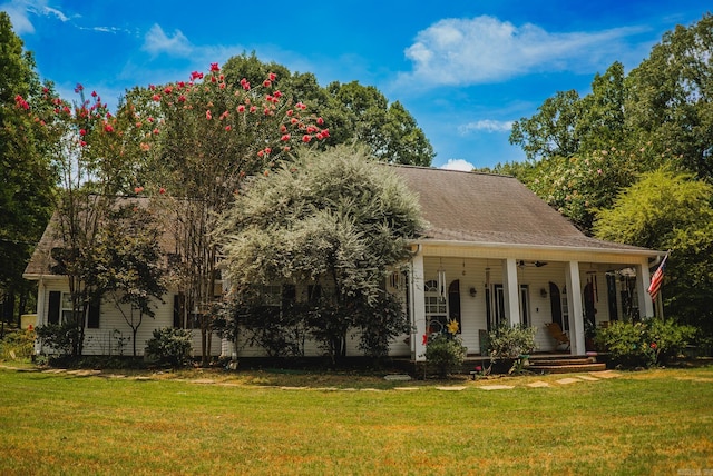 view of front facade with a front yard and covered porch