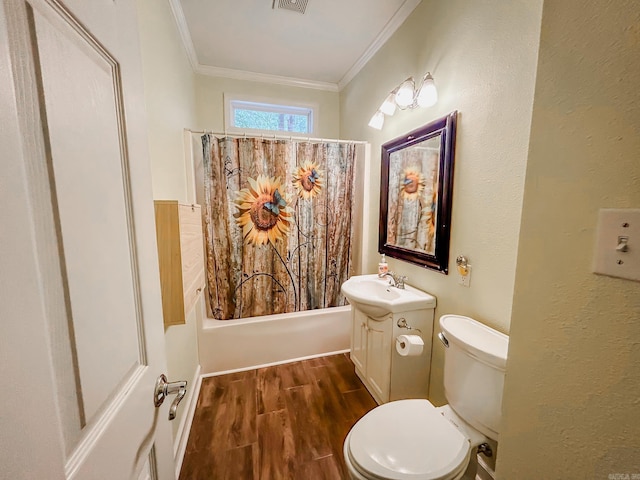 full bathroom featuring hardwood / wood-style floors, shower / tub combo with curtain, vanity, crown molding, and toilet