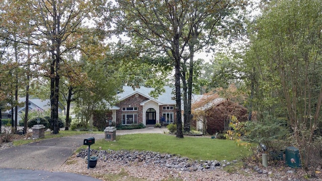 view of front of house featuring a front yard