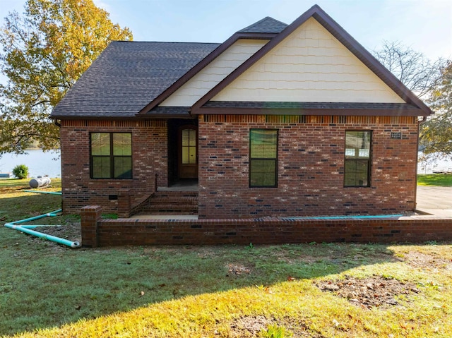 view of front facade featuring a front lawn