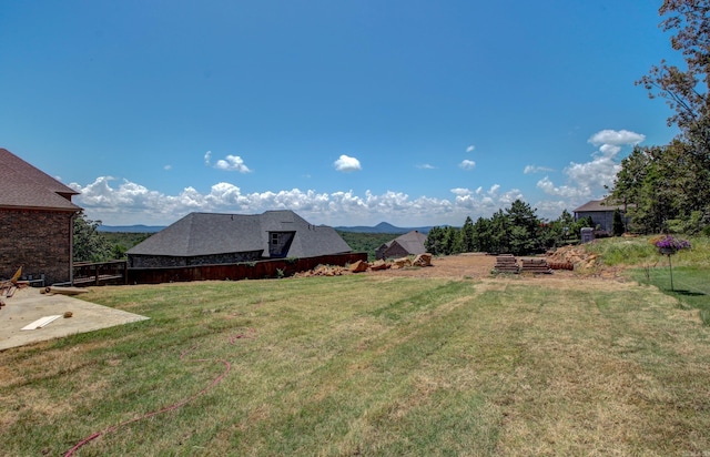 view of yard featuring a mountain view