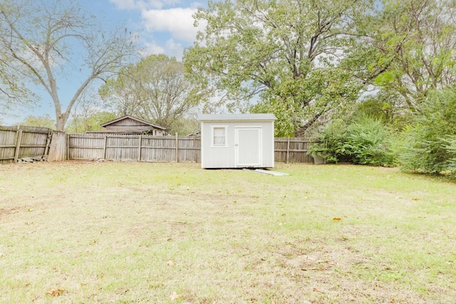 view of yard featuring a storage shed