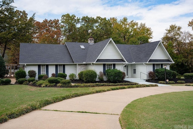 view of front of property featuring a front lawn