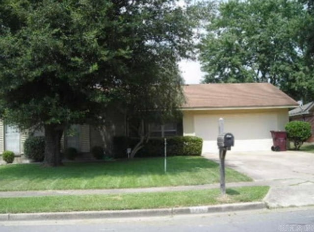 view of front of home featuring a front yard