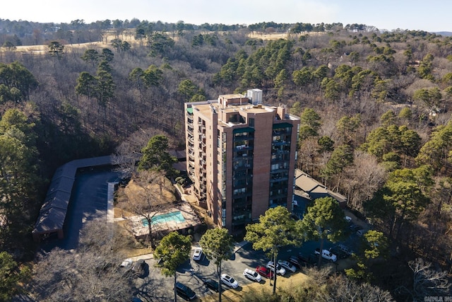 birds eye view of property featuring a wooded view