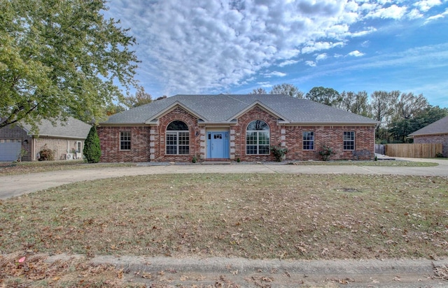 single story home featuring a front lawn