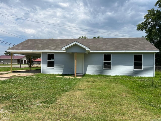 view of front facade with a front yard