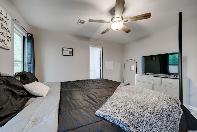 bedroom with ceiling fan