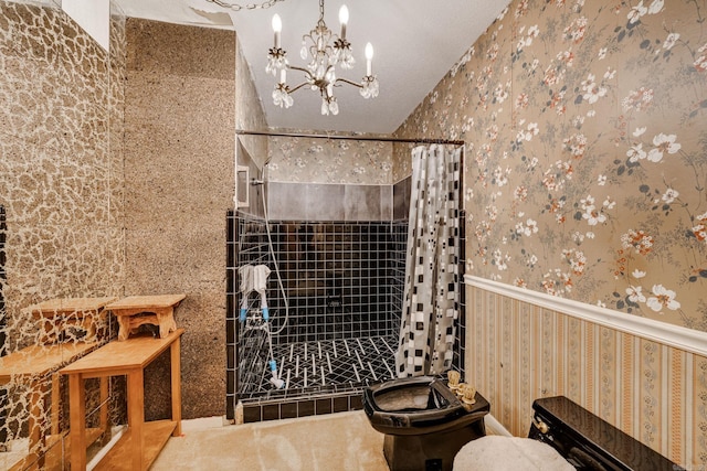 bathroom with a textured ceiling, a chandelier, toilet, and a shower with curtain