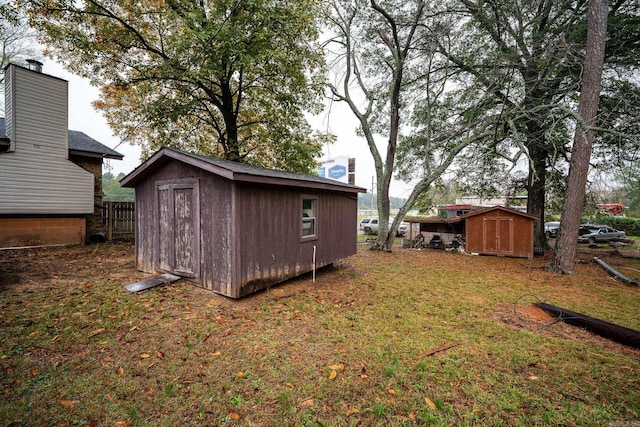 view of yard featuring a storage shed