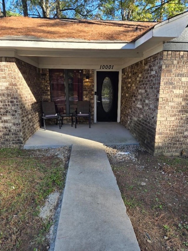 entrance to property featuring covered porch