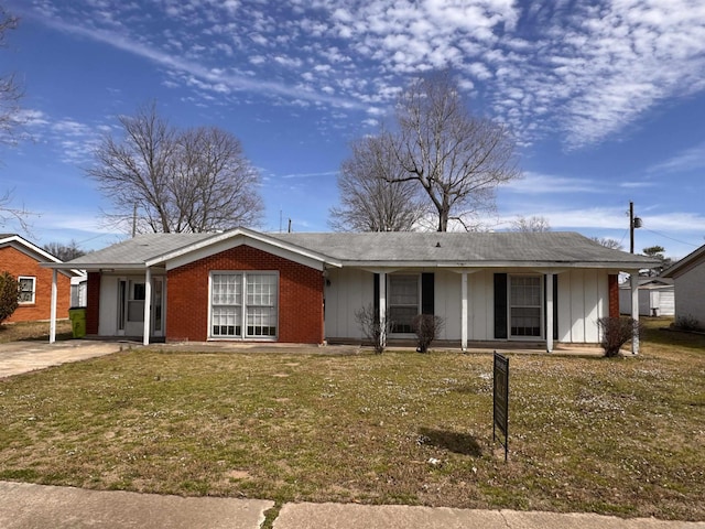1905 S Spring St, Stuttgart, AR 72160 - ranch-style home featuring a porch, a front lawn, and board and batten siding