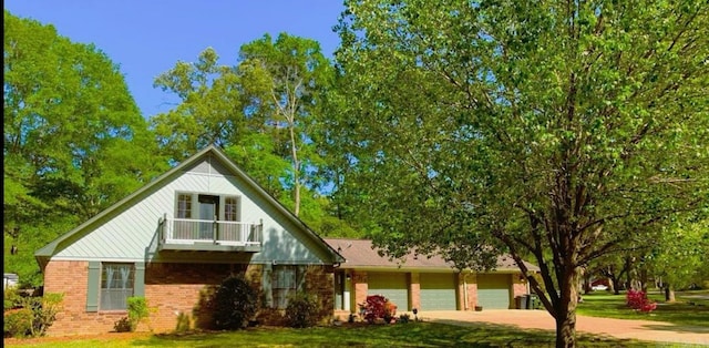 view of front facade featuring a garage