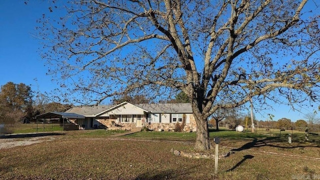 single story home with a front yard