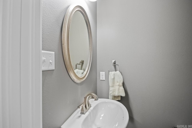 bathroom featuring sink