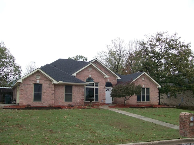 single story home with a front lawn