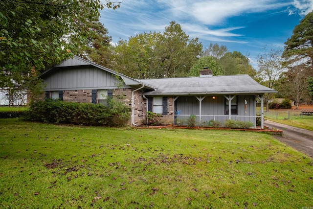 ranch-style home featuring a front lawn