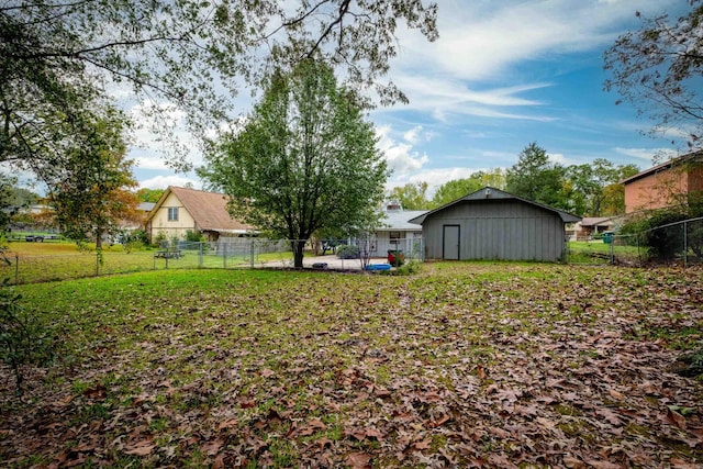 view of yard featuring a storage shed