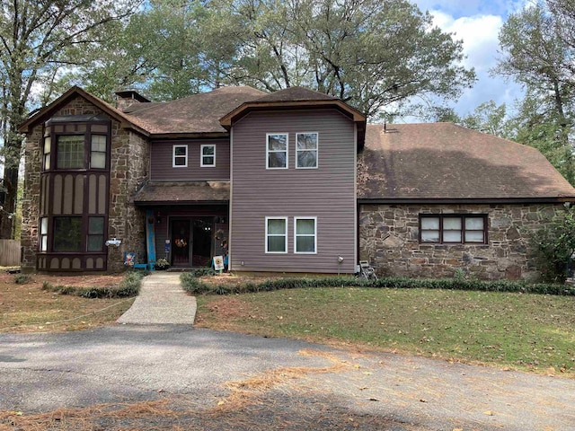 view of front facade with a front lawn