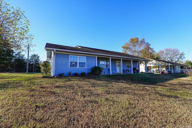 single story home with a front lawn