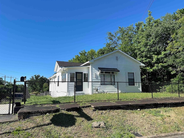 view of front of property featuring a front lawn