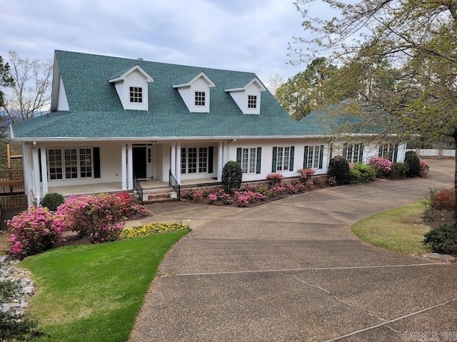 view of front of house featuring a porch and a front yard