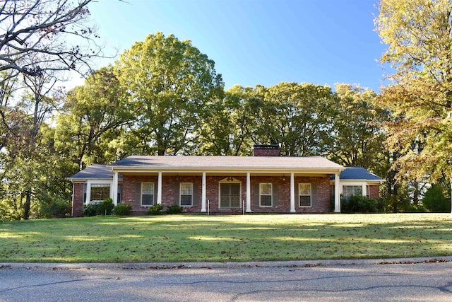 single story home featuring a front yard and covered porch