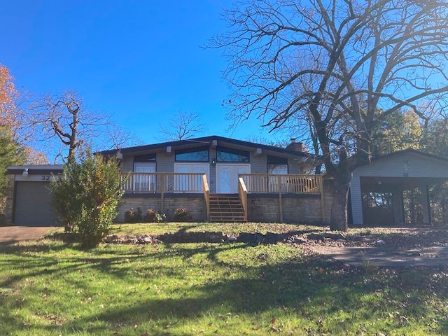 view of front of home featuring a front lawn and a garage