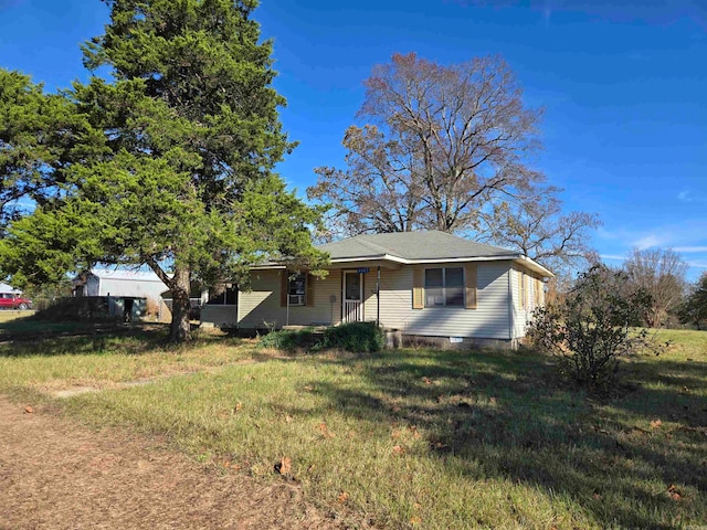 view of front facade featuring a front yard