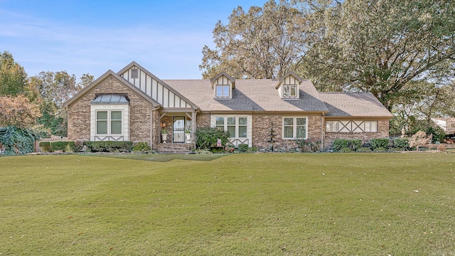 view of front of house featuring a front lawn