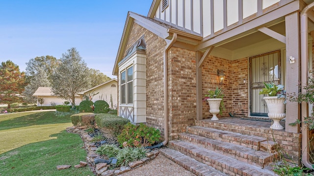 property entrance featuring a yard