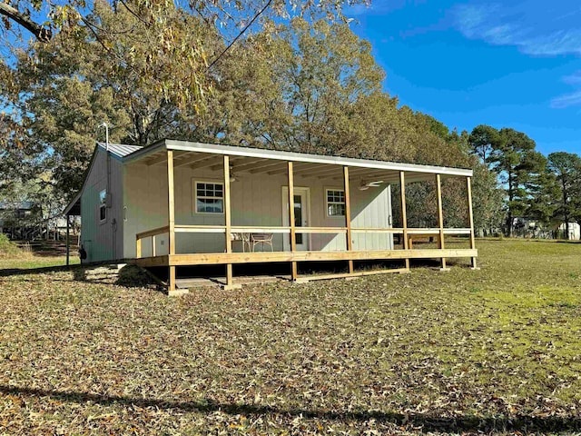 view of front of property featuring a front yard