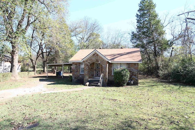 view of front facade featuring a carport and a front lawn