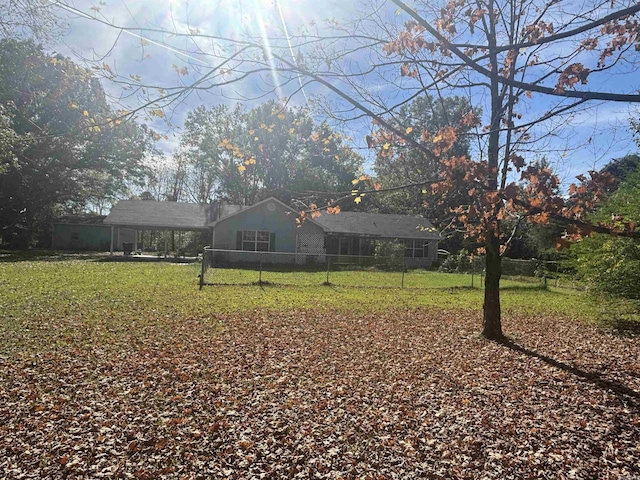 view of yard featuring a detached carport