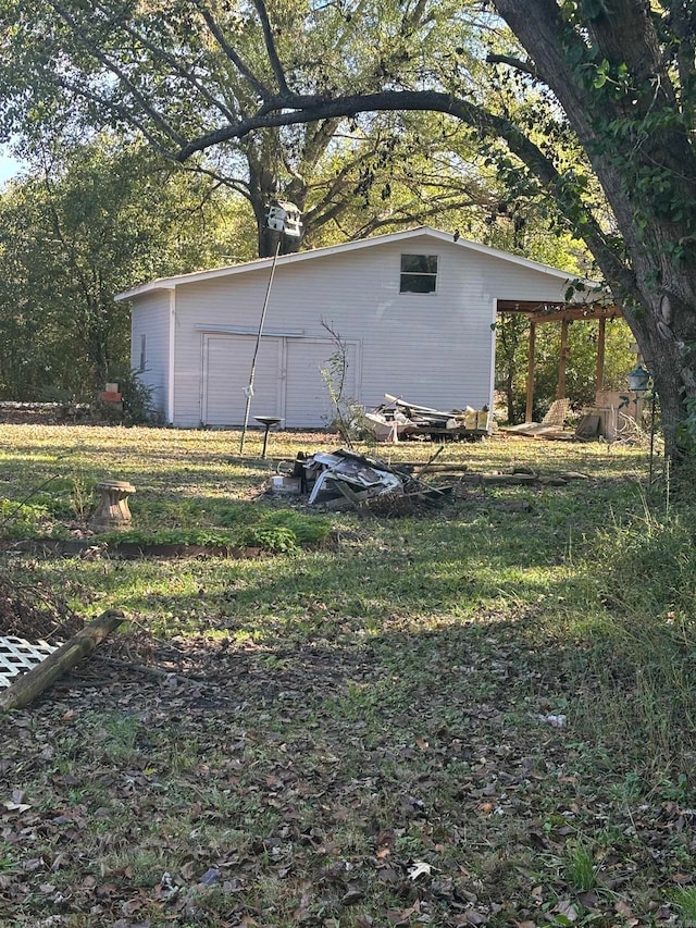 view of yard with an outdoor structure