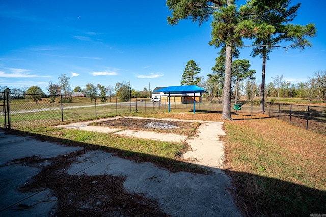 view of yard featuring a rural view